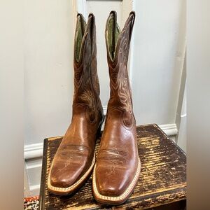 Ariat Women’s Western boots.  Minimal wear.  Great boots.  Very comfortable!